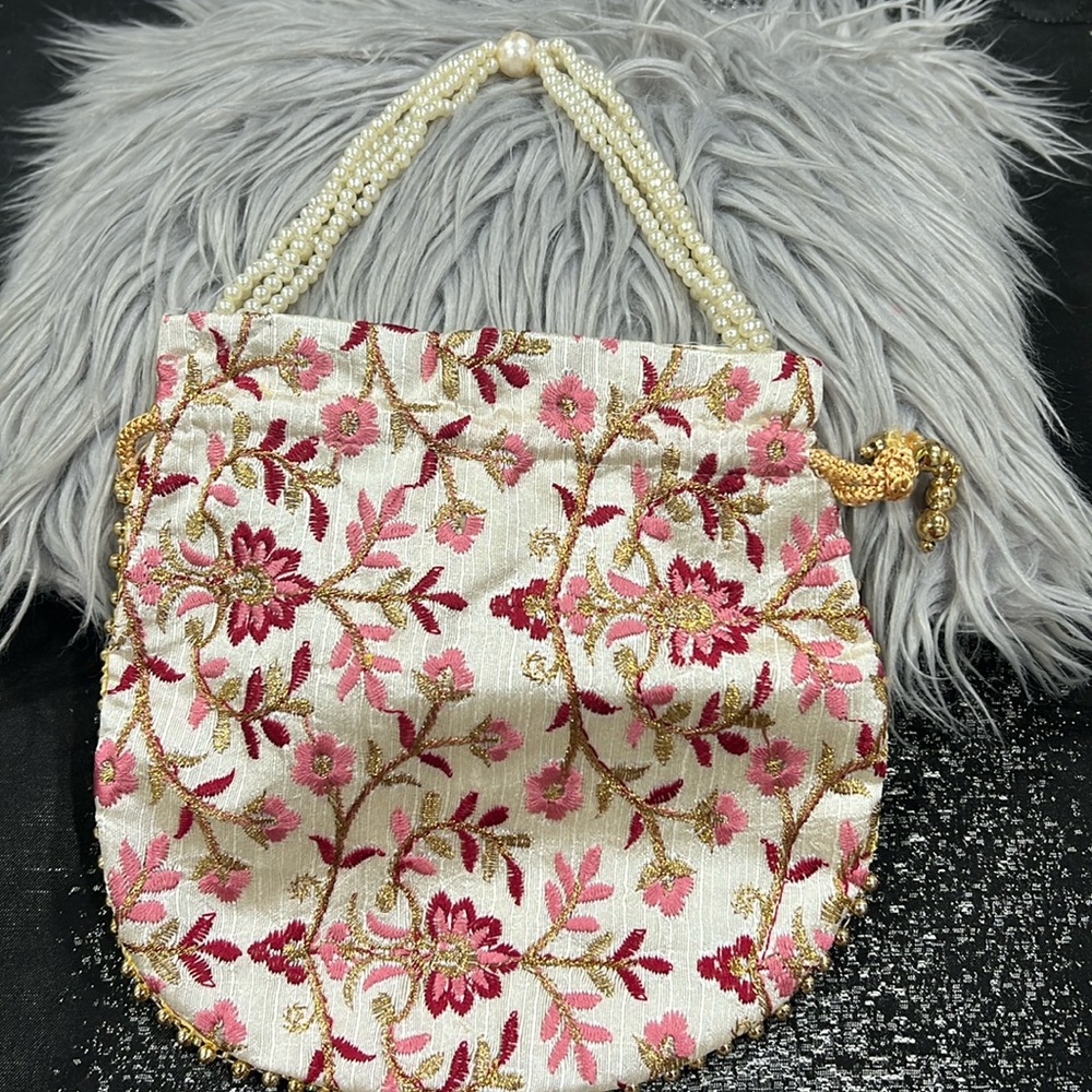 Clutch with purls. Elegant look. Perfect for all parties.